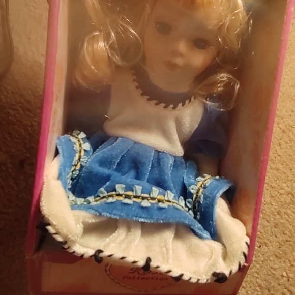 Vintage Rose Collection porcelain doll limited edition still in box - Picture 4 of 10
